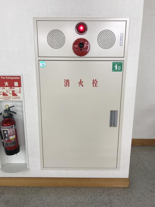 壁に埋め込められた消火栓の写真