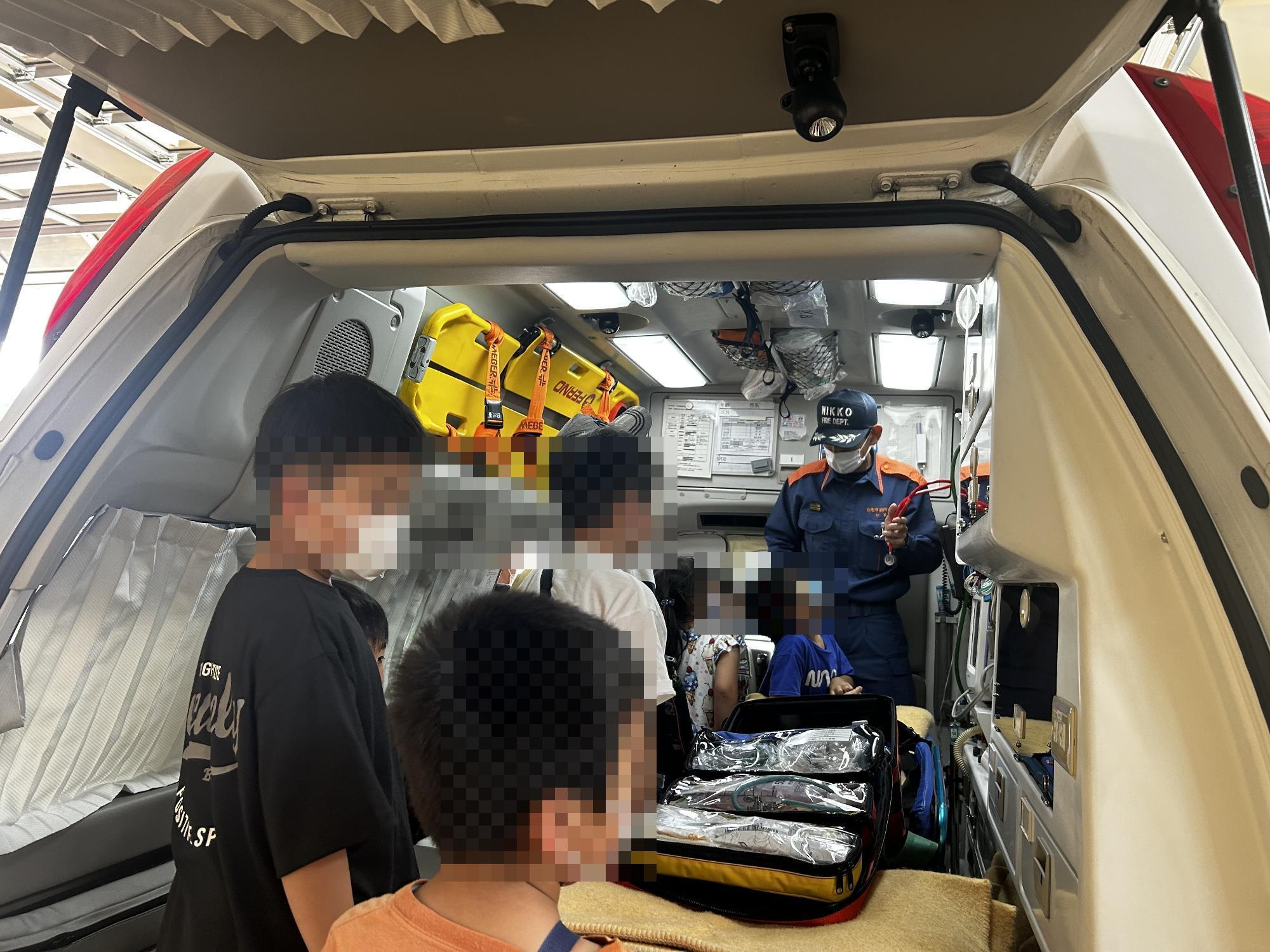 救急車の車内を見学するこどもたち