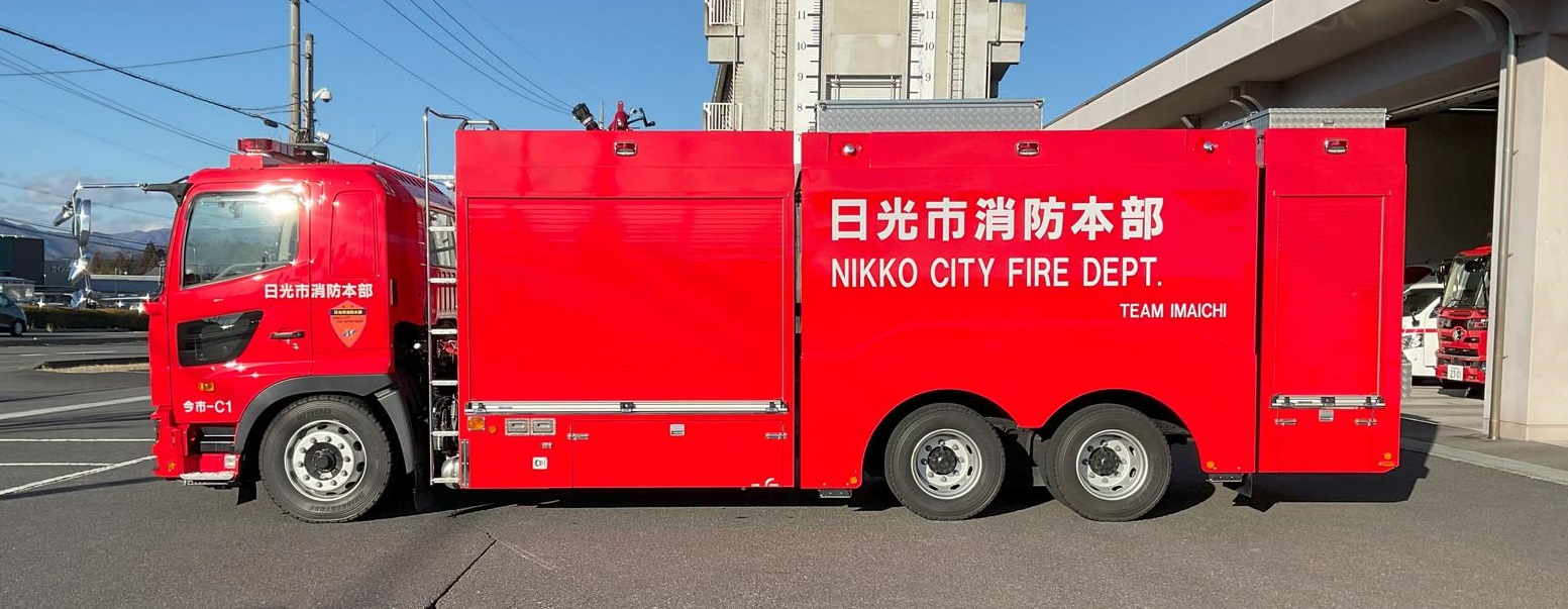 横向きのポンプ付大型水槽車