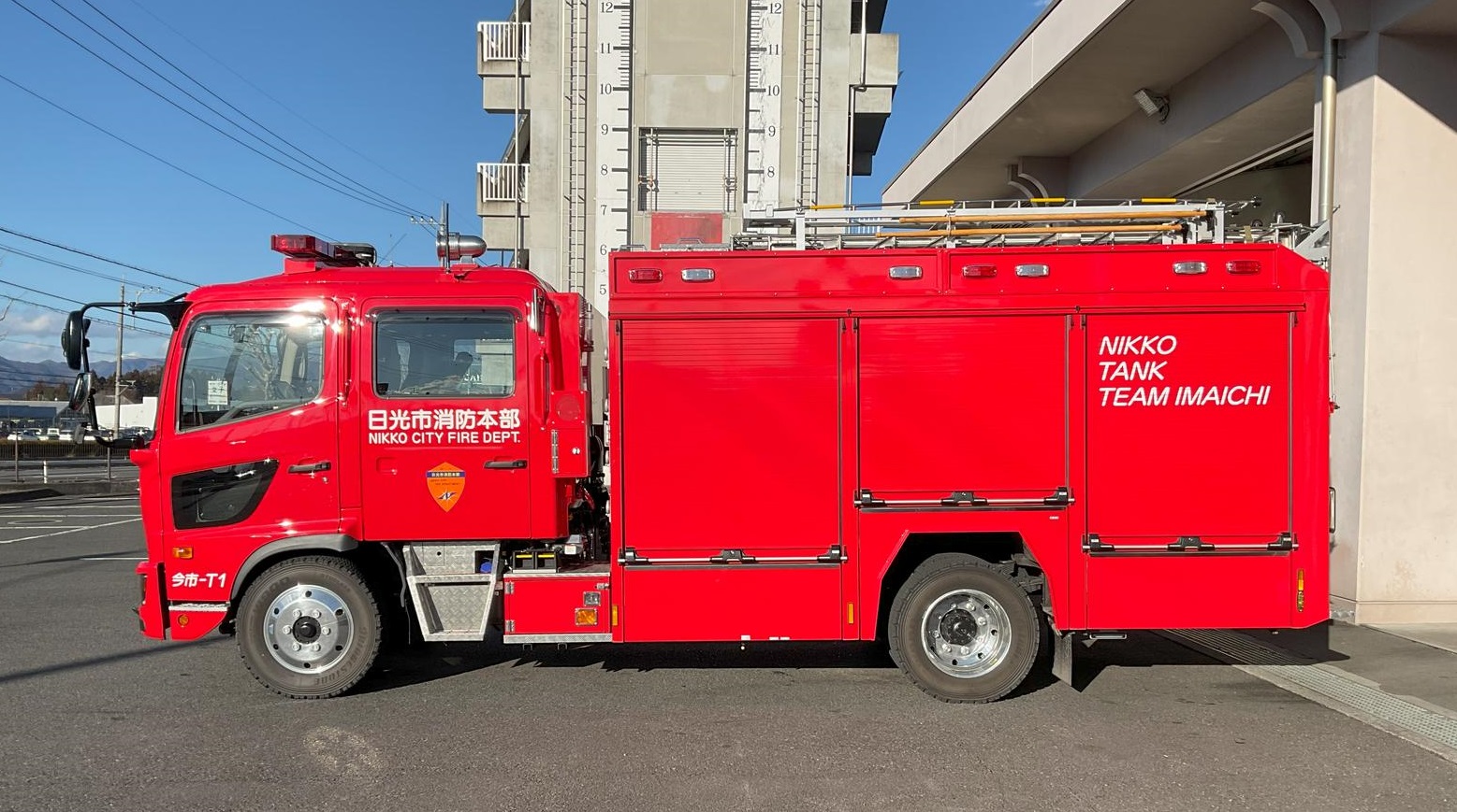 横向きの水槽付き消防ポンプ自動車(タンク車)