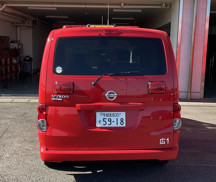 後ろ向きの消防用広報車
