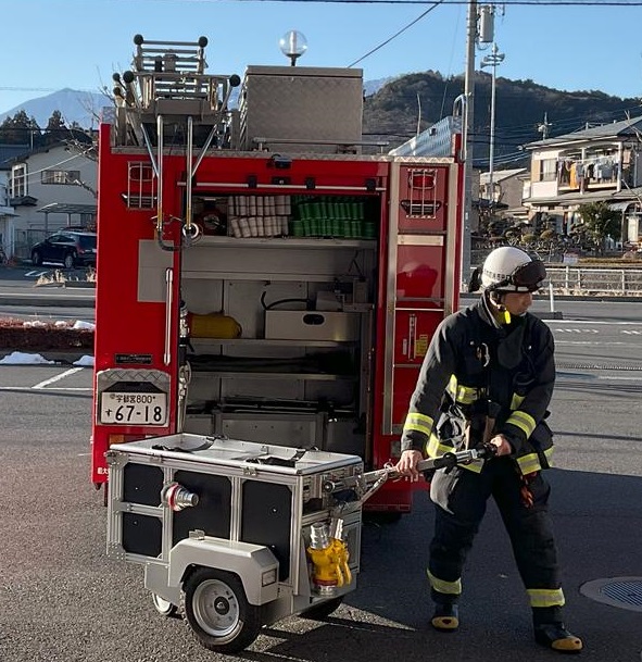 後ろ向きの消防ポンプ自動車