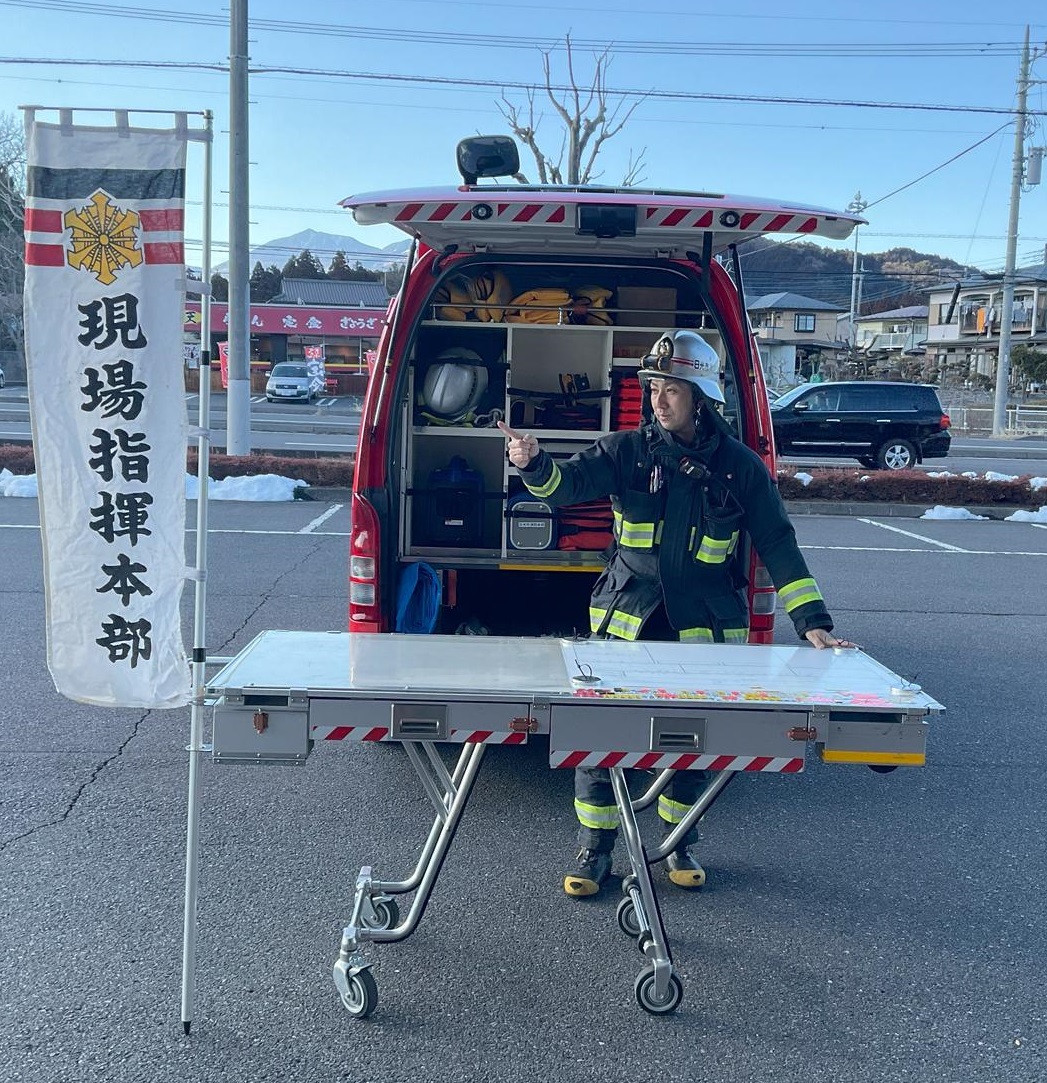 現場指揮本部の旗と指揮車