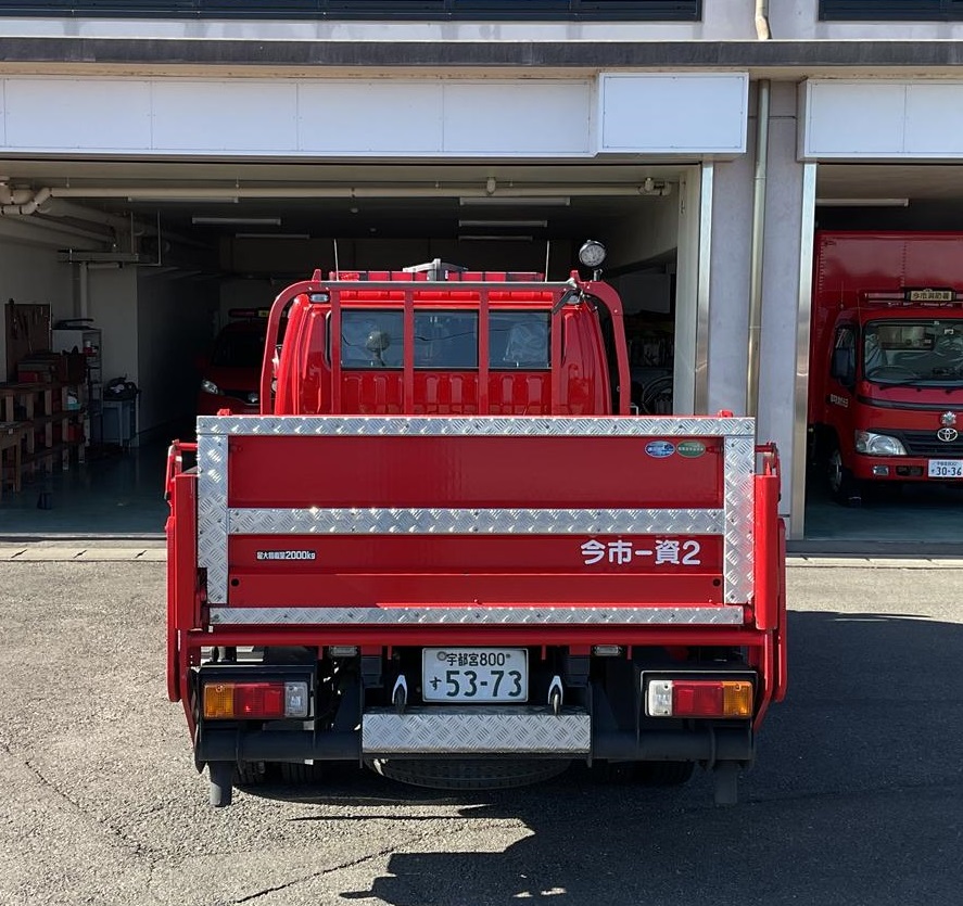 後ろ向きの資器材搬送車2(トラック型)