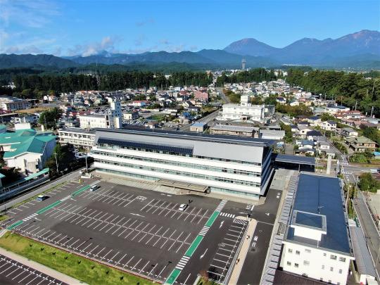 平たく横に長い建物を上空から撮った写真