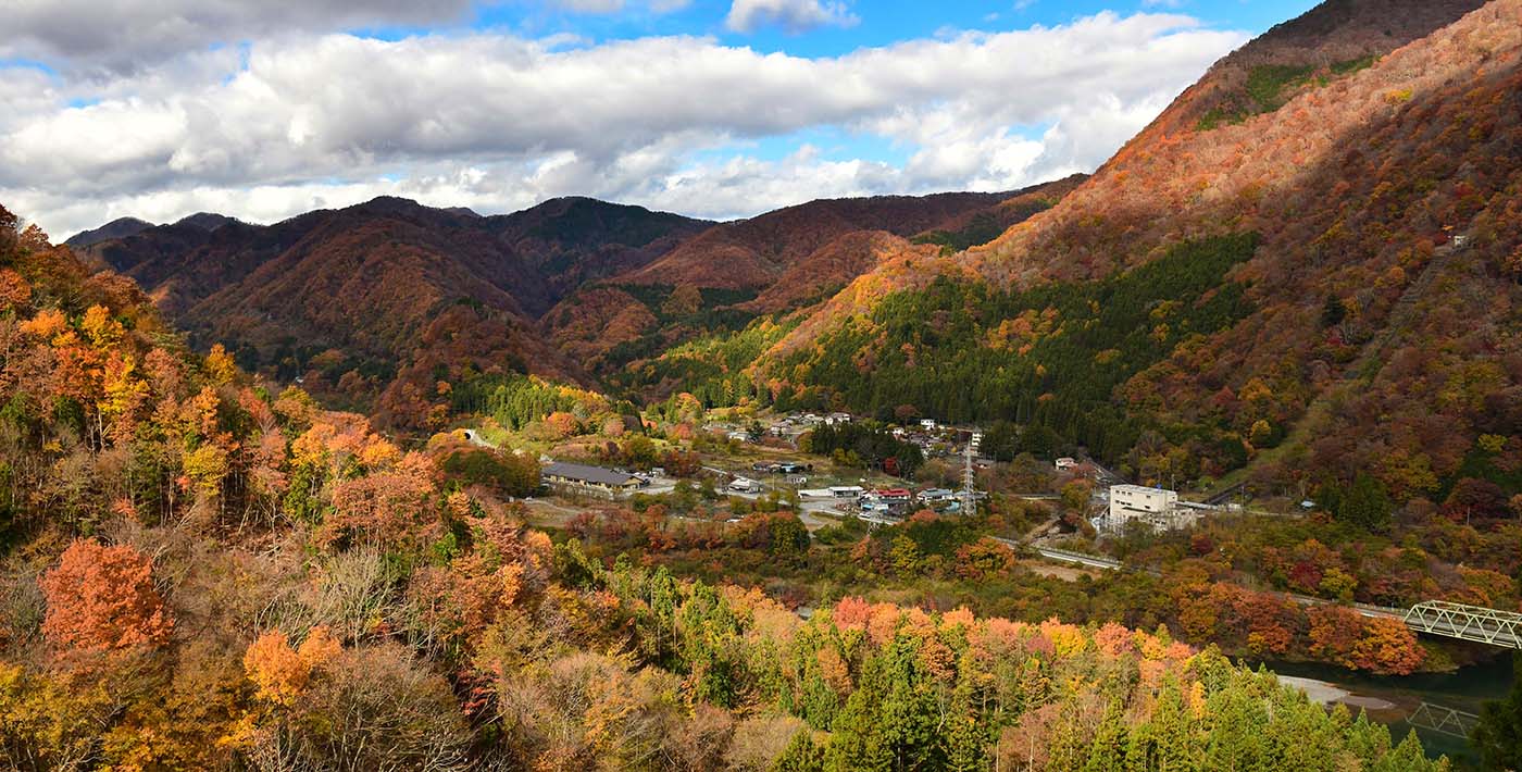 秋の紅葉と栗山の街中