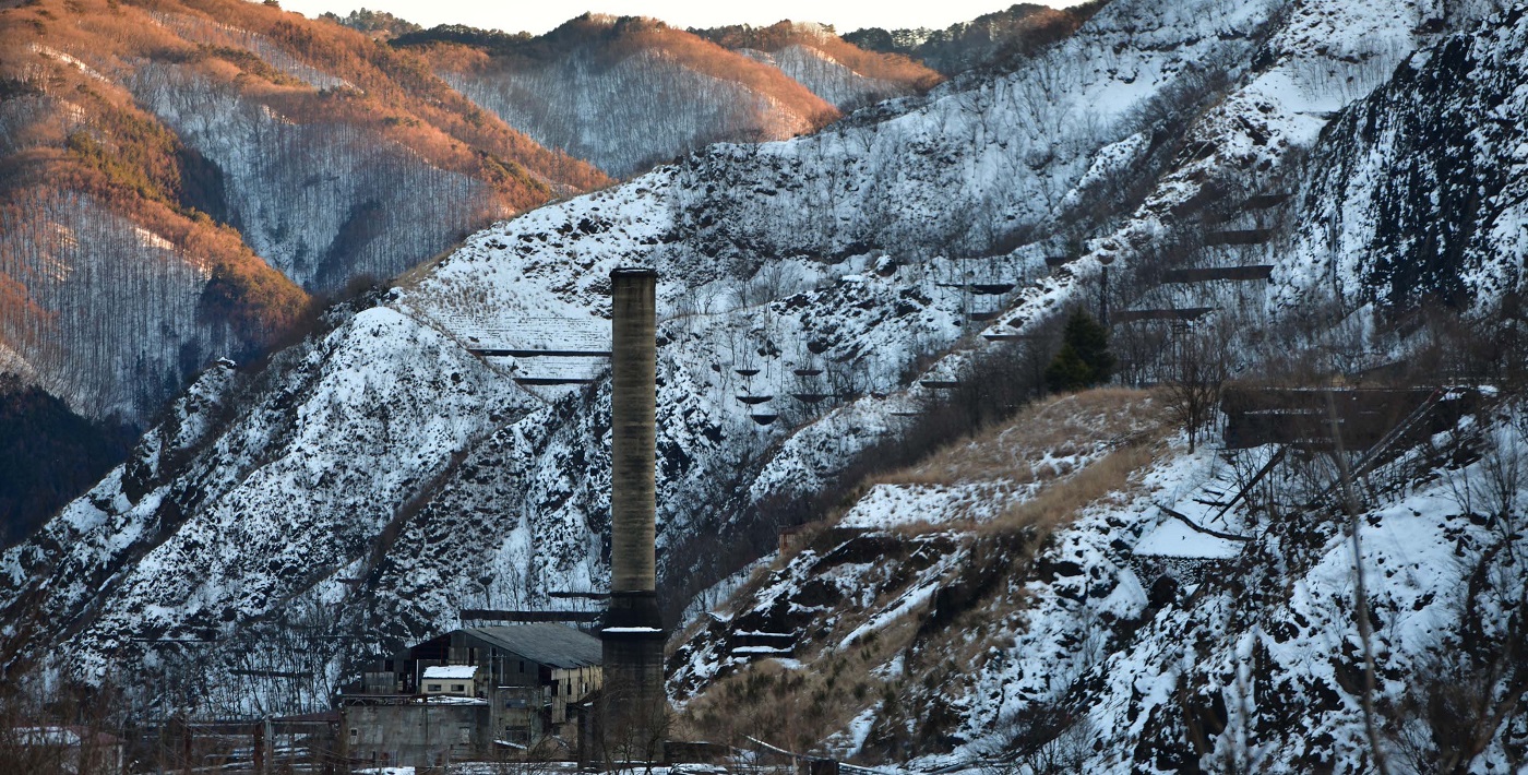 雪化粧した本山精錬所跡の大煙突