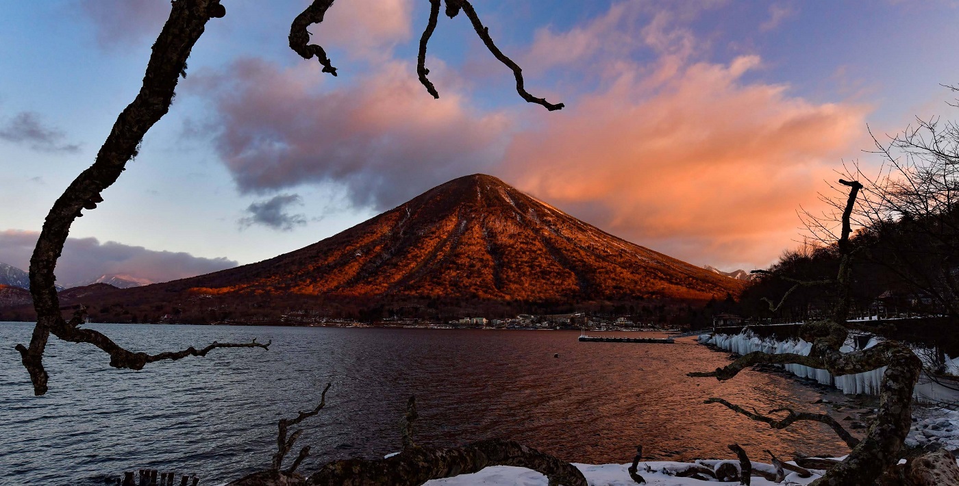 冬の夕焼けに照らされる中禅寺湖