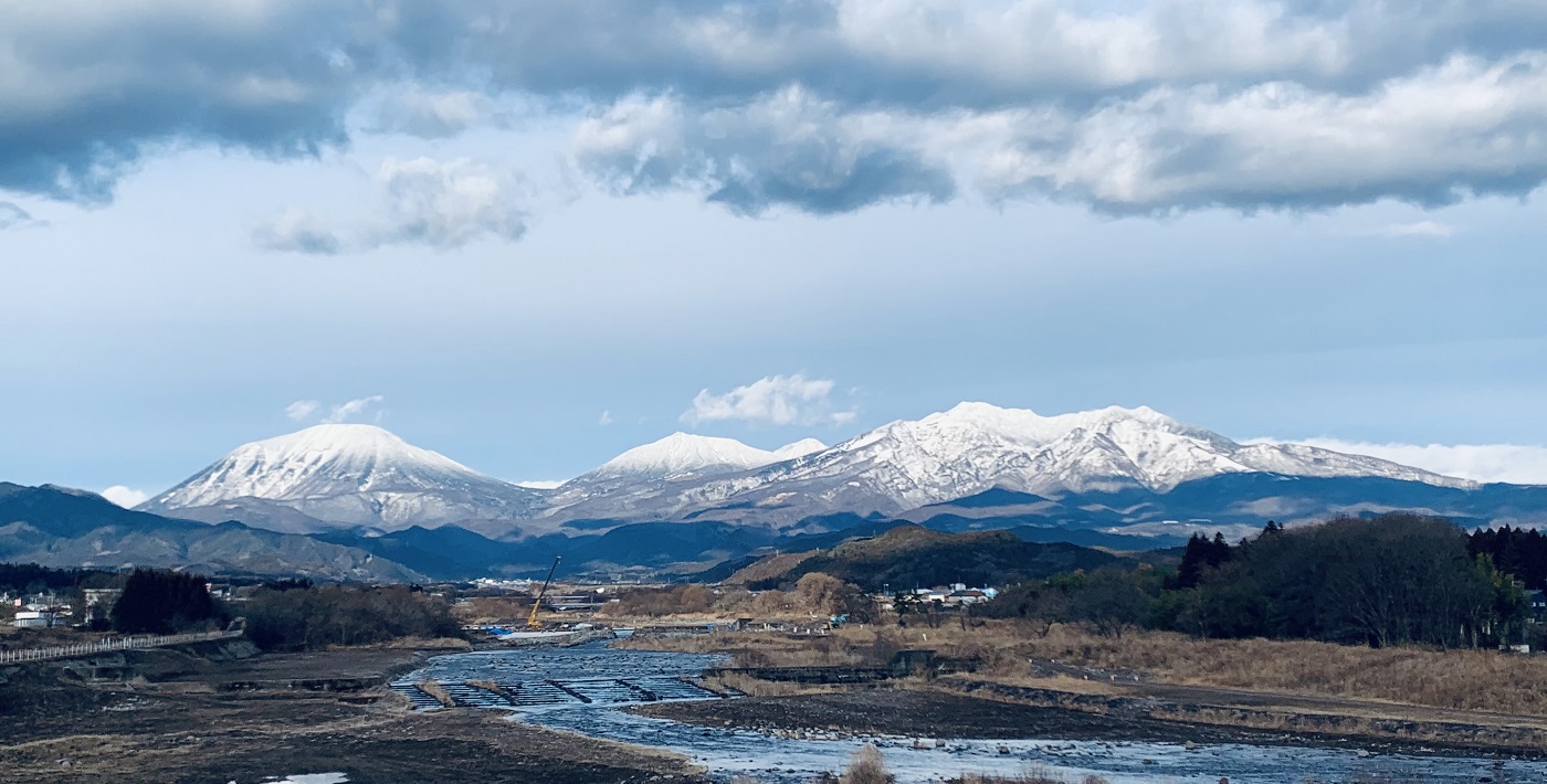 雪化粧する日光連山