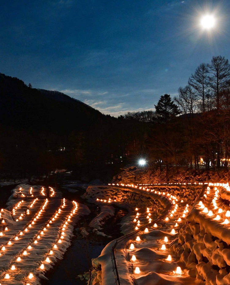 ライトアップする湯西川かまくらまつり
