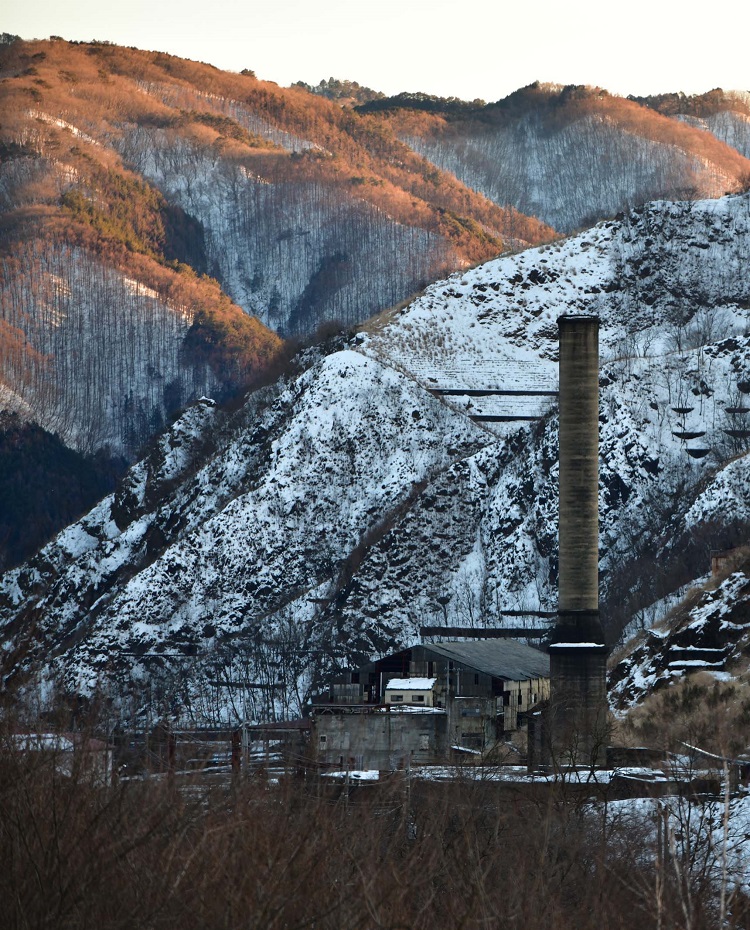 雪化粧した本山精錬所跡の大煙突