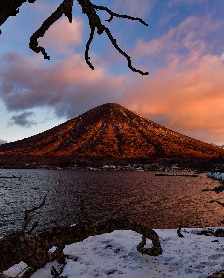冬の夕焼けに照らされる中禅寺湖