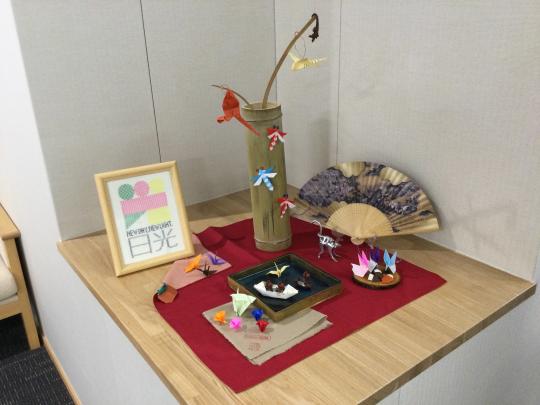 市長室入口に飾り付けられた折り紙のトンボやうさぎの写真