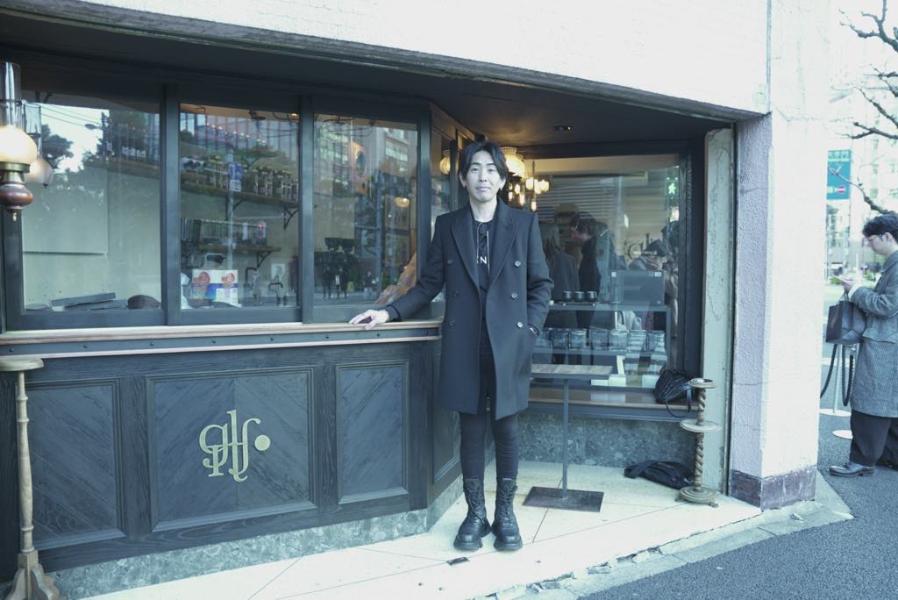 店舗前に立つ鈴木さん