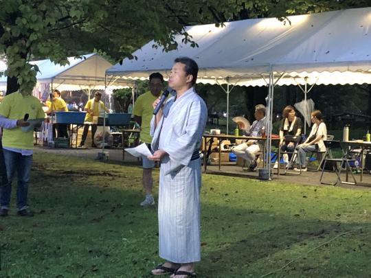 第1回日光花火大会であいさつする粉川市長