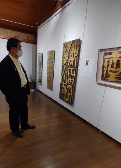 日光市刻字連盟展会場で展示された刻字作品を鑑賞する粉川市長