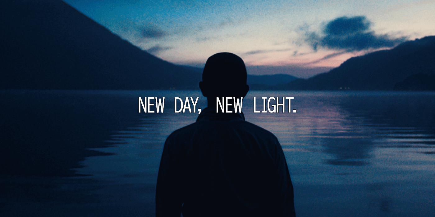 NEW DAY,NEW LIGHT.中禅寺湖畔にたたずむ男性の後ろ姿