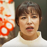 白いセーターを着ている 佐々木 千春さんの顔写真