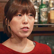 赤いセーターを着た新井 洋子さんの顔写真