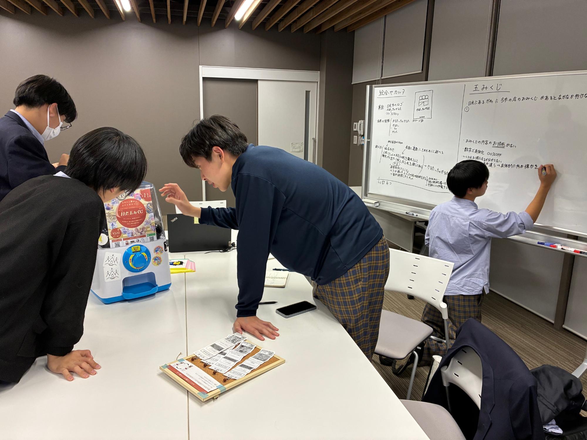 玉みくじの販売台実物を確認中