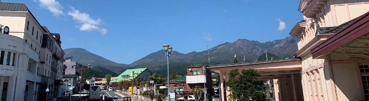 JR日光駅前から東武日光駅や日光連山を望む様子