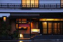 ライトアップされたゆ宿 美や川旅館の入り口を写した写真