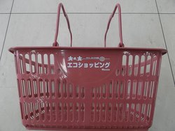「エコショッピング」と書かれたレンガ色の買い物カゴの写真