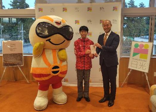 瀬高市長から激励金を受け取る山川さん