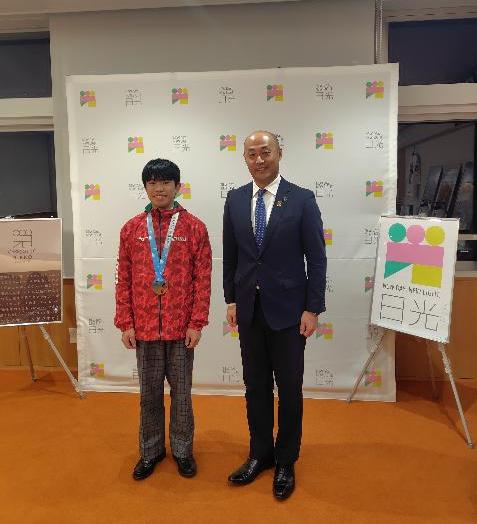 瀬高市長へ結果報告をする山川さん