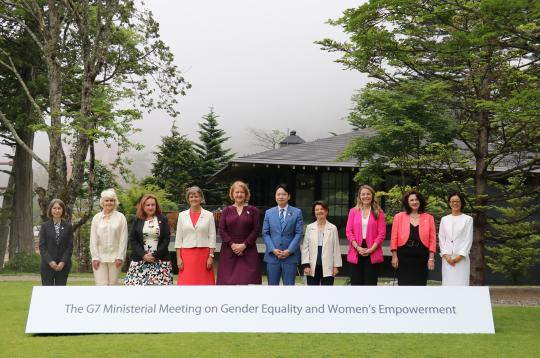 男女共同参画・女性活躍担当大臣会合に参加した各国の大臣が横1列に並び記念撮影をしている写真