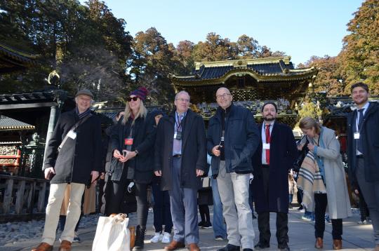 G7各国の駐日大使が日光の社寺を見学し、にこやかな表情をしている写真