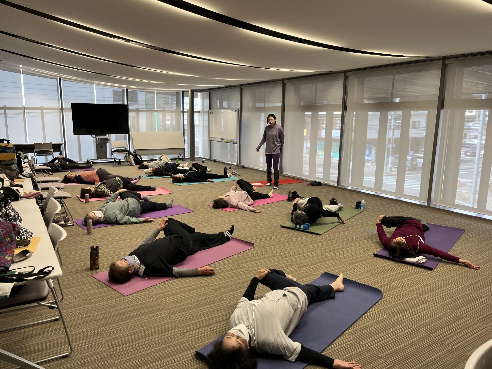 ヨガ教室(写真)