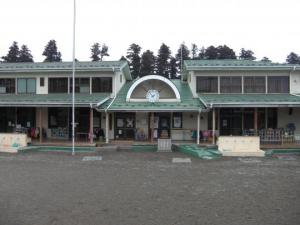 エメラルドグリーンの色をした屋根で中央に時計が設置されている杉の子保育園園舎の写真