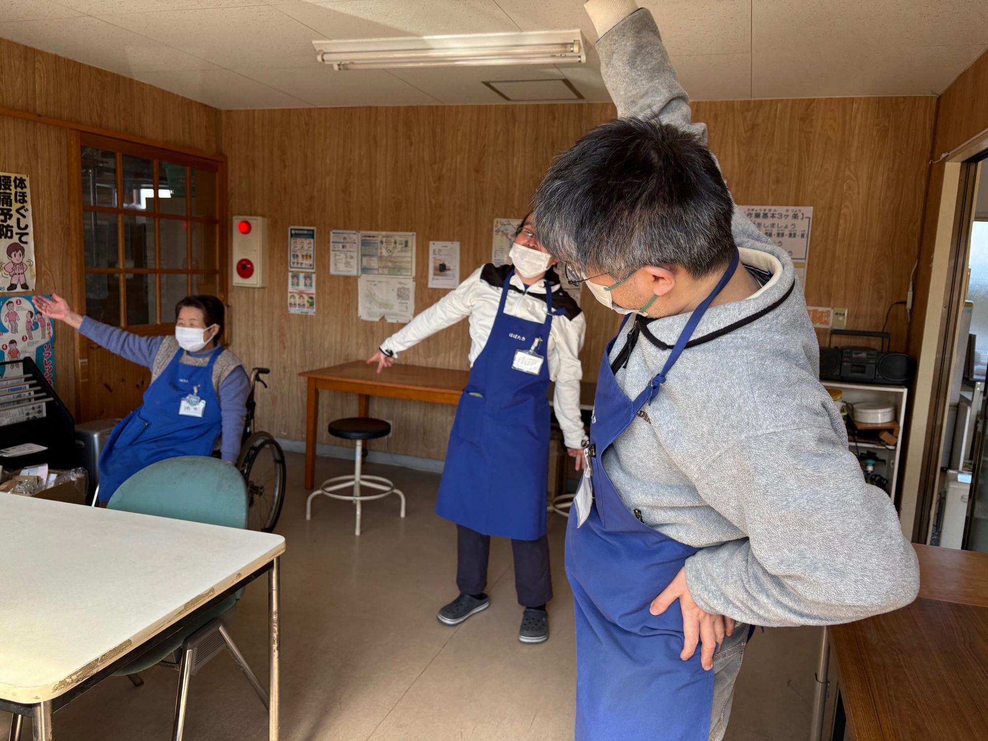 室内での体操の様子