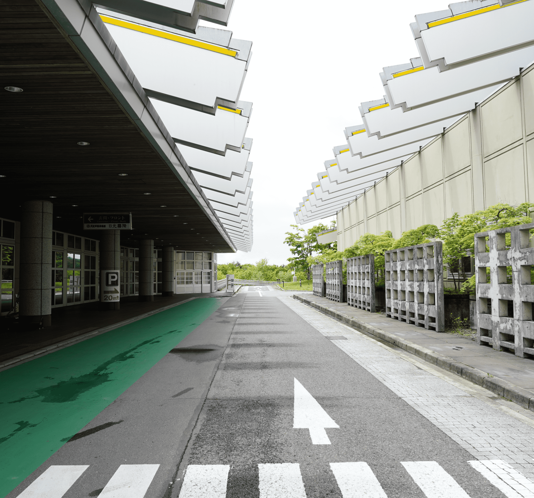 駐車場の案内版があり道路に大きな矢印が描かれている写真