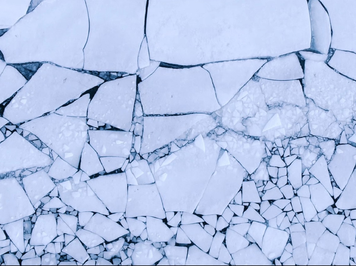 湯ノ湖の流氷を上空から写した写真