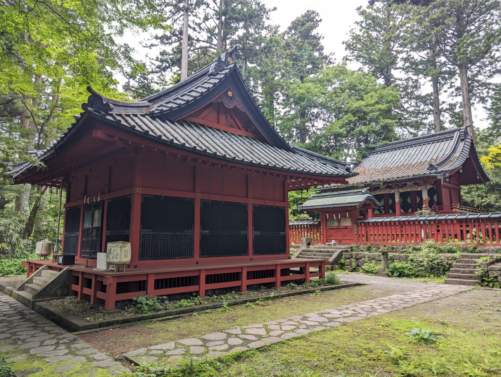 山中に鎮座している朱塗りの本宮神社の写真