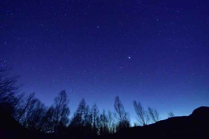 湯元温泉から見る真っ青な空に輝く星空を写した写真