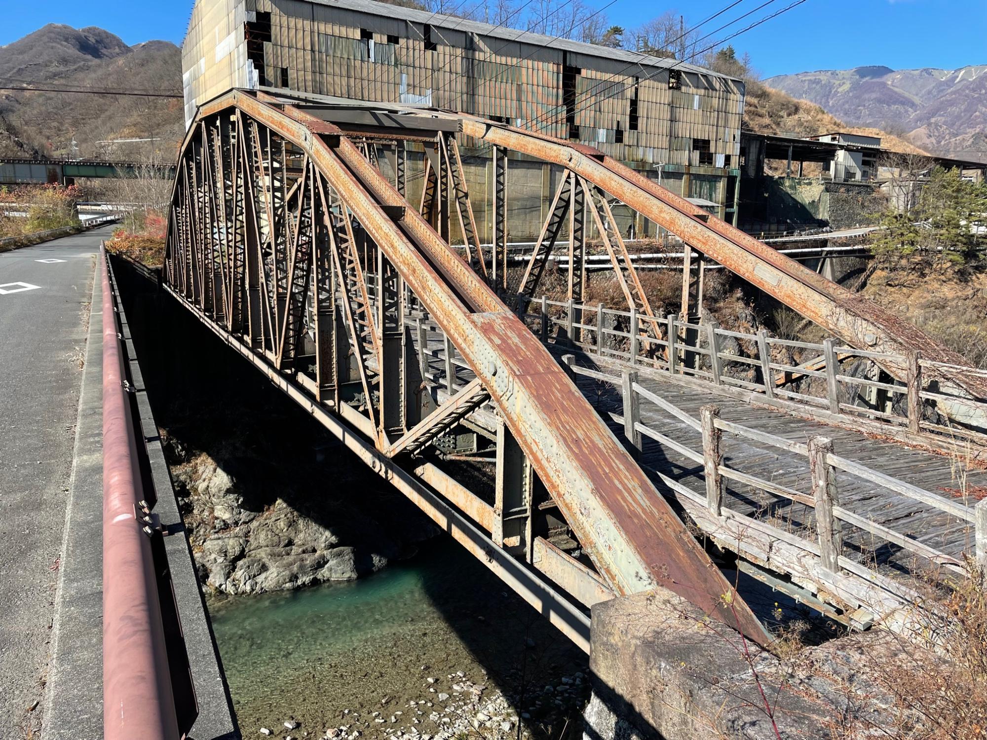 道路用鉄橋の古河橋全体を斜め方向から写した写真