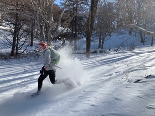 軽量なスノーシューで雪原をランニングしている人の写真