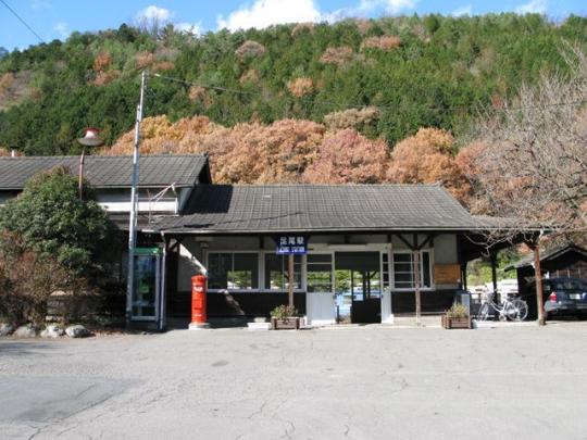 足尾駅の駅舎の真正面から撮った写真