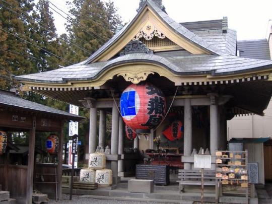 大きな提灯が目を引く神社の本殿の写真