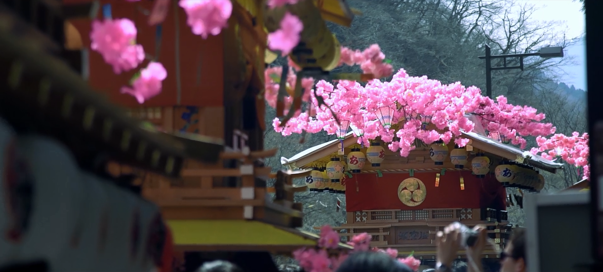 ピンクのヤシオツツジの造花を飾った山車を写した写真