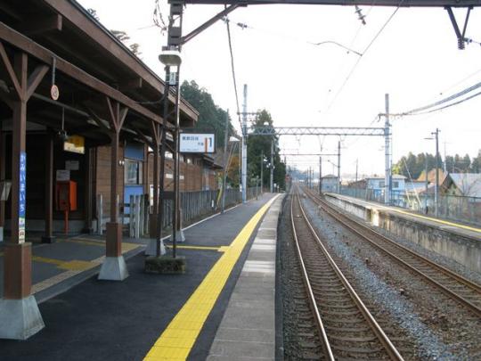 上今市駅のホームの線路が伸びていく様子の写真