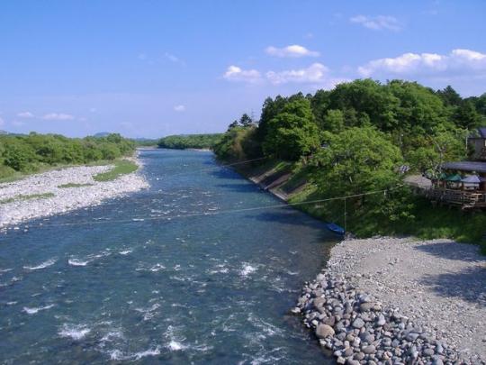 夏らしい空と透明感のある青の鬼怒川の写真