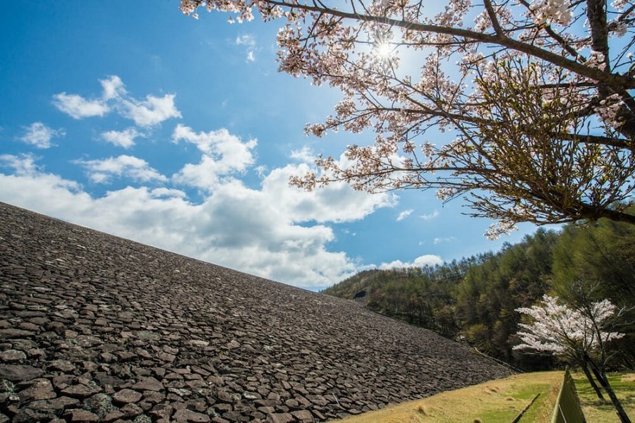 栗山ダムの岩でできた揚水発電の上部貯水池を写した写真