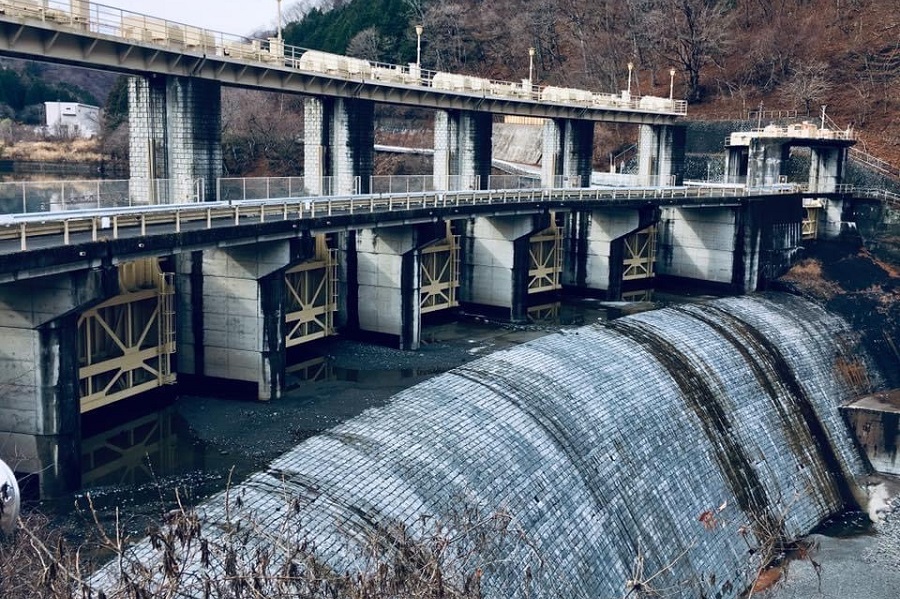 水門から堰を通って流れる黒部ダムの水門部分全体を写した写真