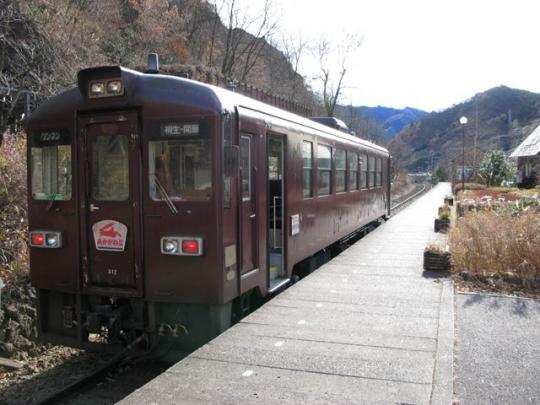 間藤駅で停車中の電車の写真