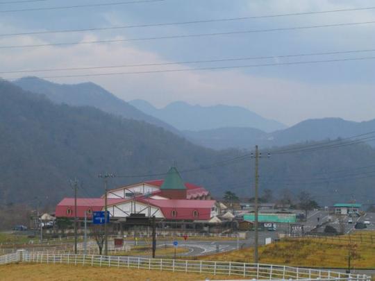 遠くから見た大笹牧場の全景の写真