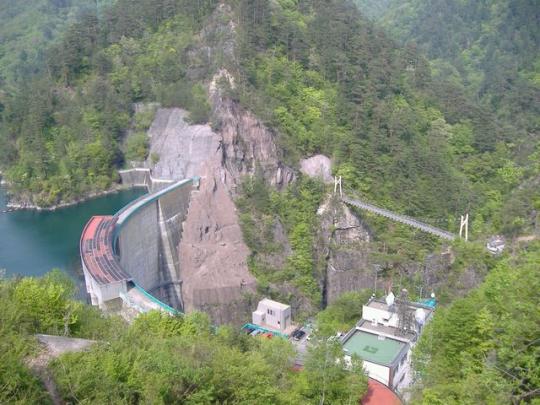山の間の川俣ダムを山の斜面から写した写真